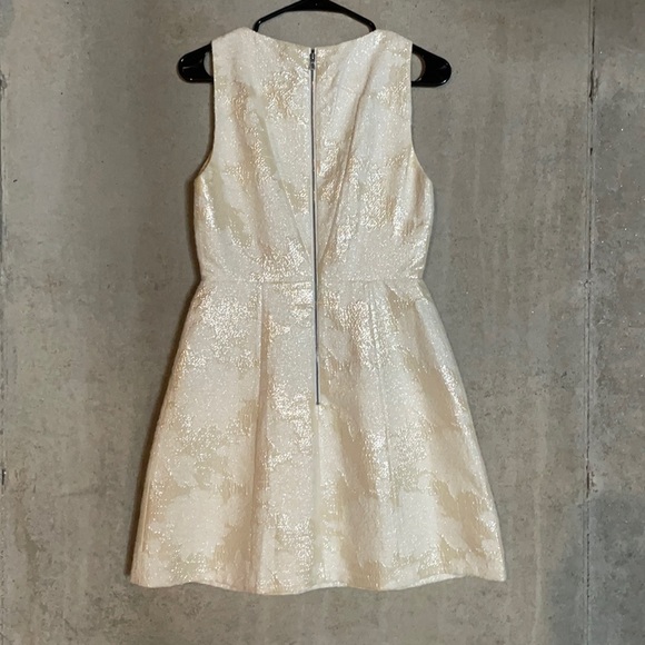 Alice + Olivia Mea Lantern Gold/Cream Shift Dress.  Size 4 - Picture 5 of 12
